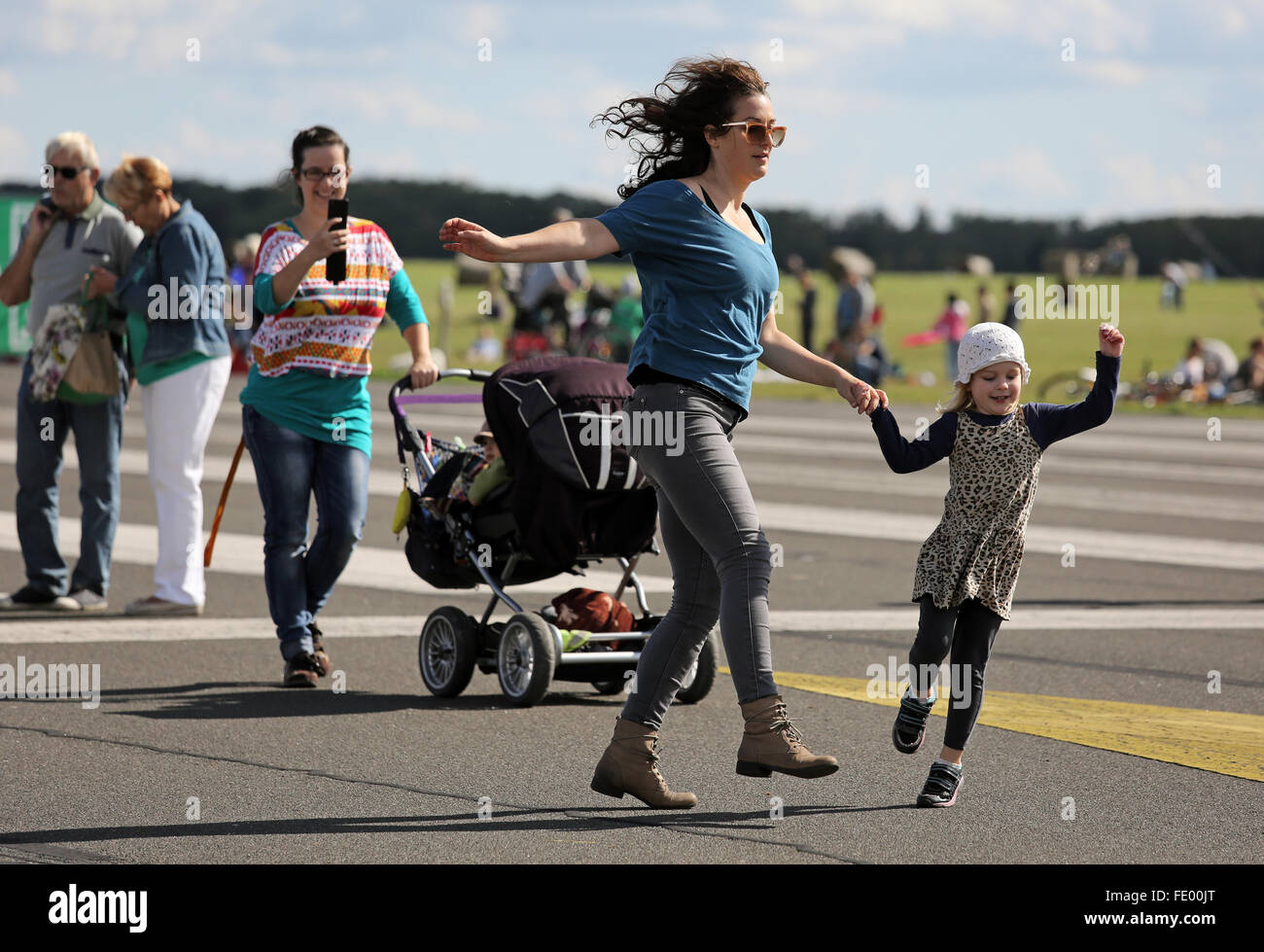 Berlin, Deutschland, Mutter springt fröhlich mit ihrer Tochter um auf dem Tempelhof Field Stockfoto