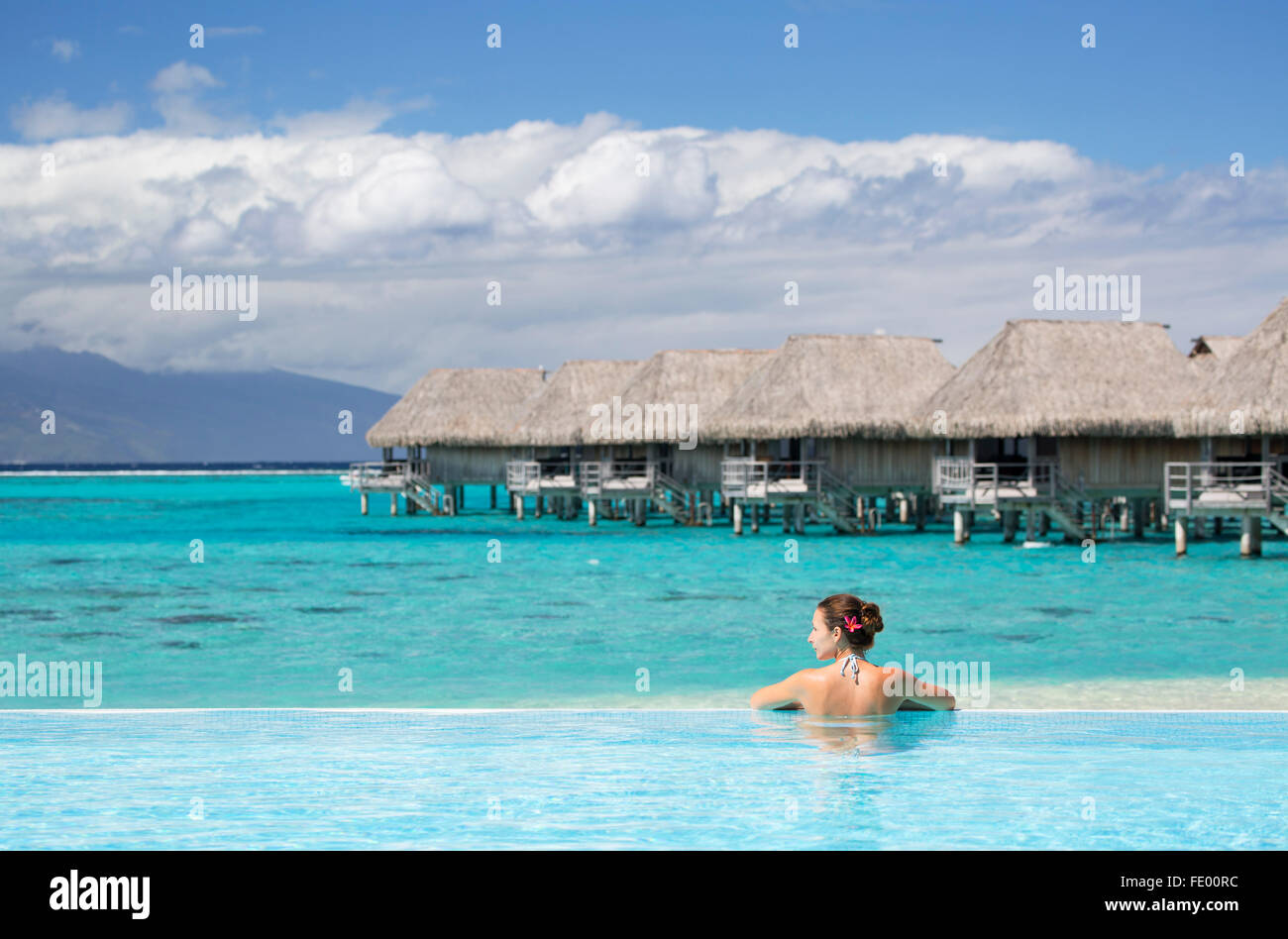 Frau im Pool im Hotel Sofitel, Moorea, Gesellschaftsinseln, Französisch-Polynesien Stockfoto