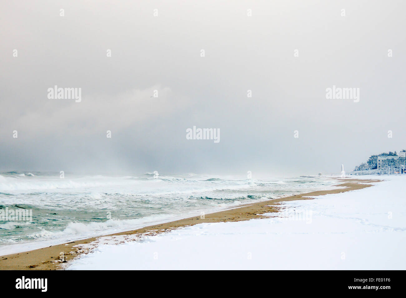 Schnee am Strand auf einem windigen Wintertag. Stockfoto