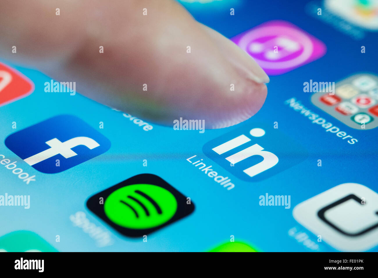 Detail des Benutzers, der die professionelle Social-Networking-App von LinkedIn verwendet Smartphone Stockfoto