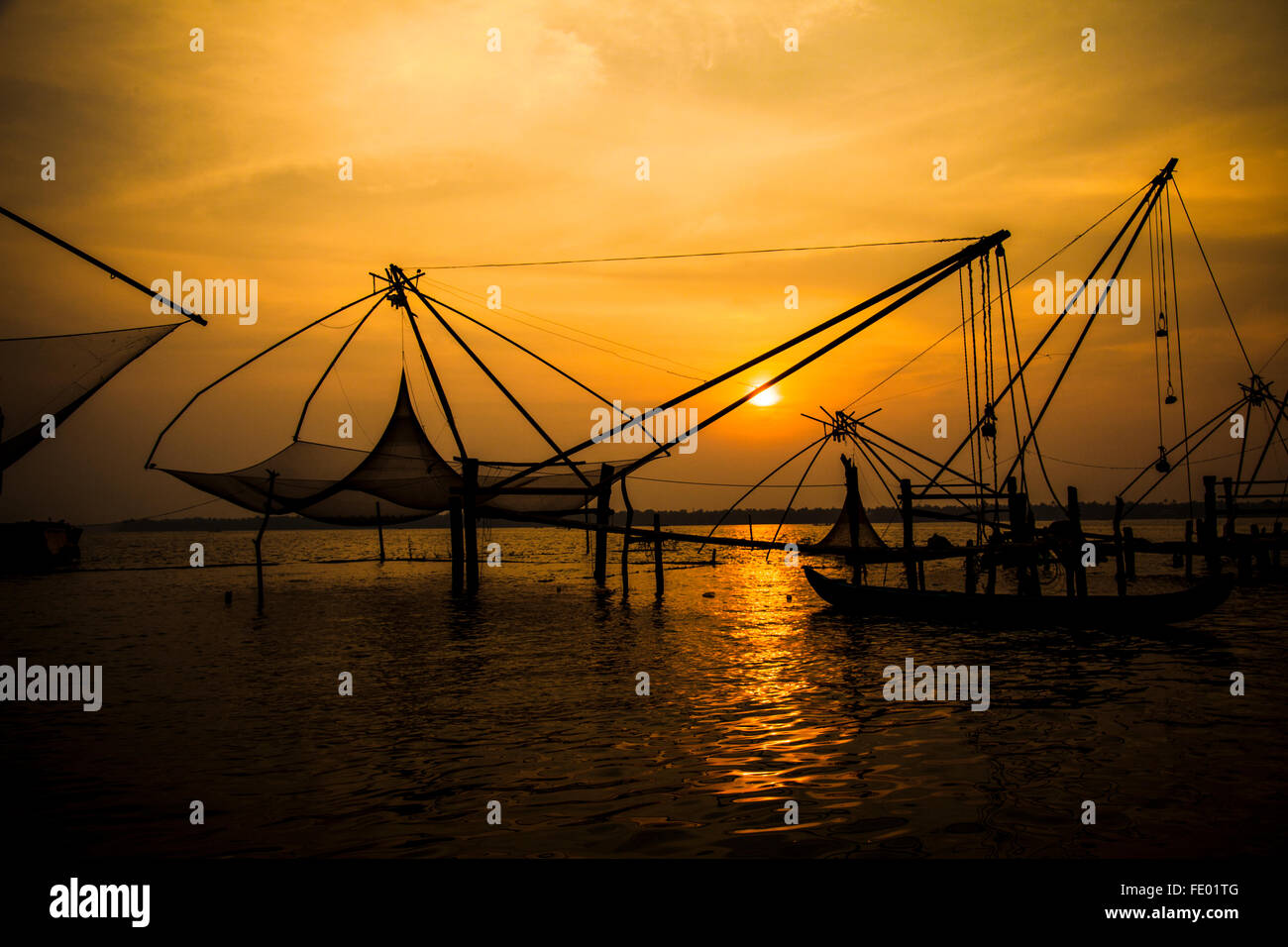 Landschaft, Natur, Sonnenuntergang, chinesische Fischnetz, Kerala zurück Waters, goldenen Himmel Stockfoto