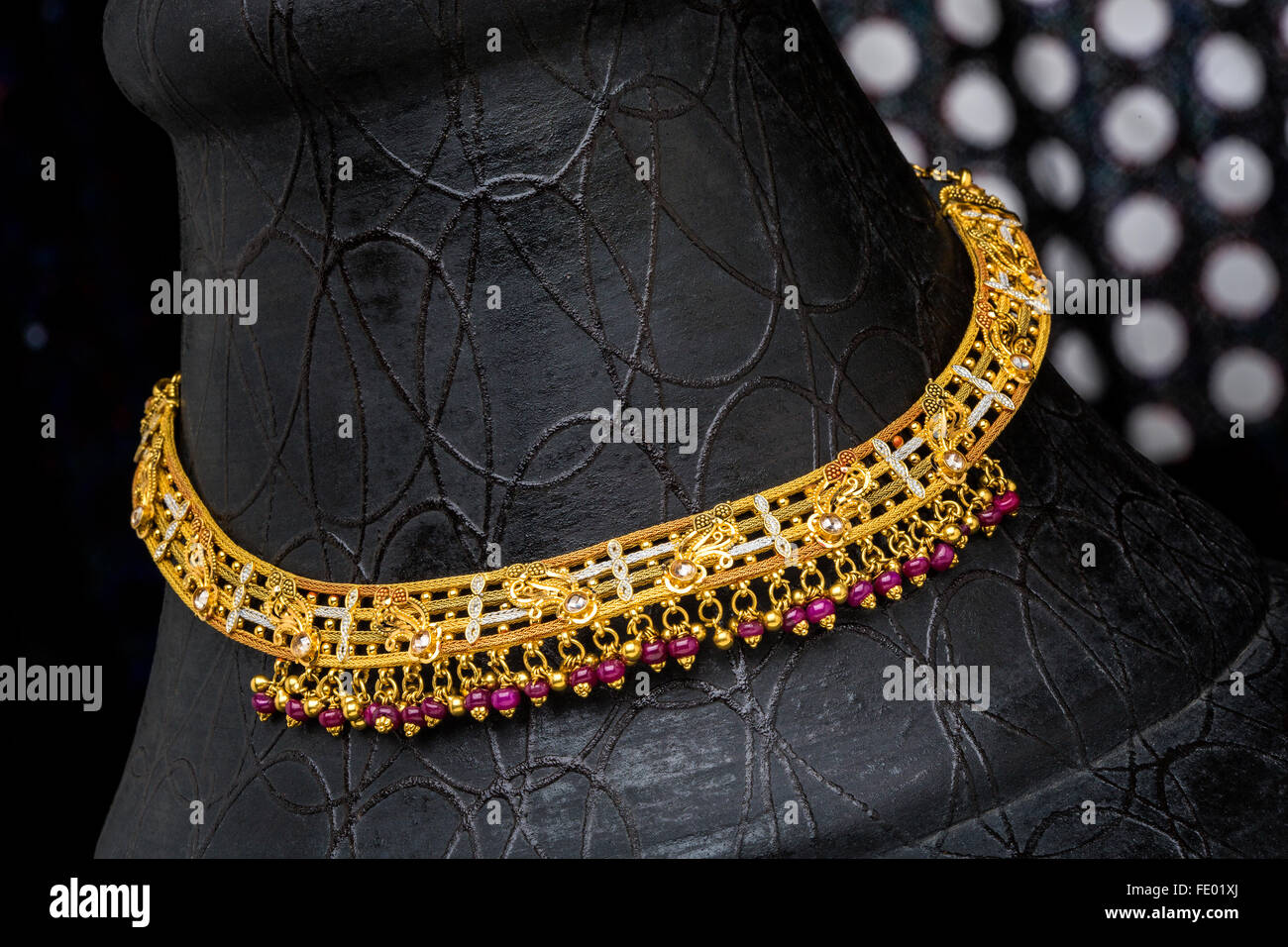 Gold Schmuck, Goldkette, indischer Schmuck-Design, zeitgenössische indische Goldschmuck Goldschmuck ausgestellt, Mode Stockfoto