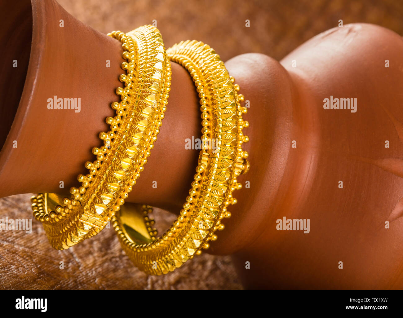 Gold Schmuck, gold Armreifen, indischer Schmuck-Design, zeitgenössische indische Goldschmuck Goldschmuck ausgestellt, Mode Stockfoto