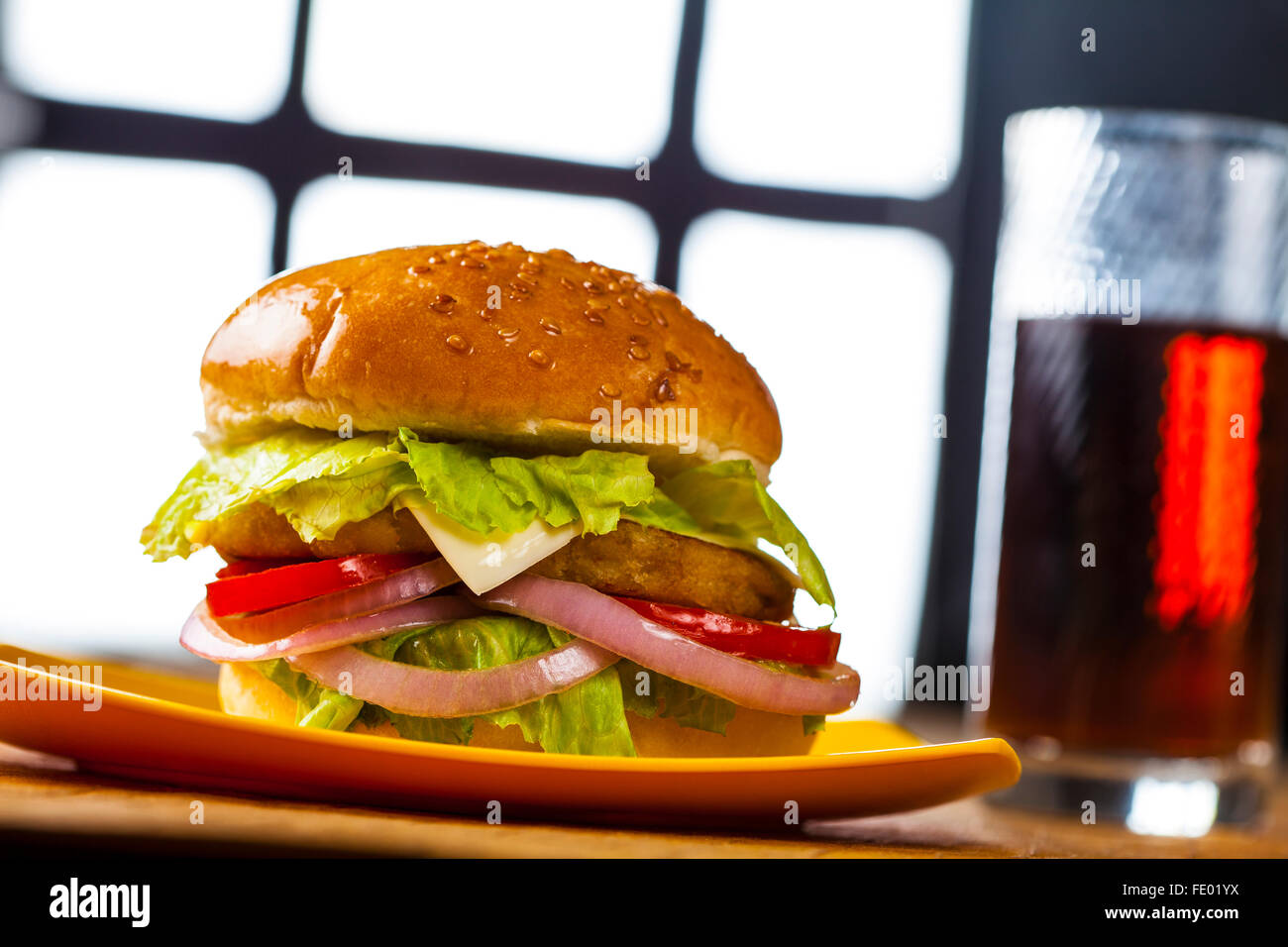Lebensmittel, Essen und Getränke, Burger, Gemüse Käse, Fast-Food, Frühstück, Snacks, Gemüse Burger, Essen am Tisch, Stockfoto