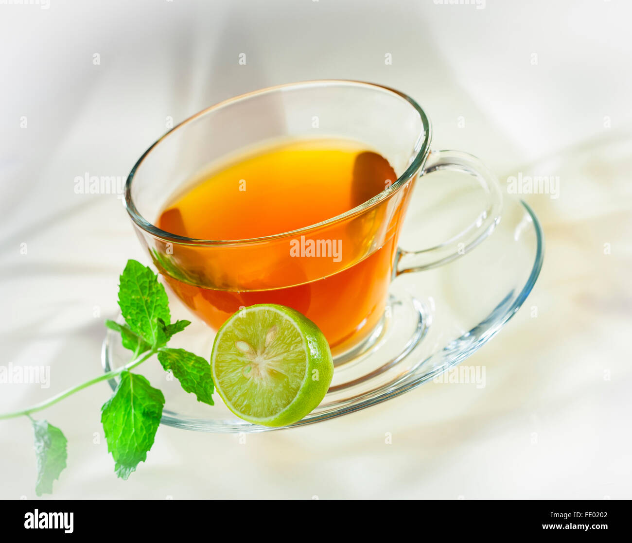 Essen, Essen und Getränke, Tee mit Zitrone, Gemüse Käse, Fast-Food, Frühstück, schnellen Snack, schwarzer Tee, Essen am Tisch, Tee in einer Tasse Stockfoto