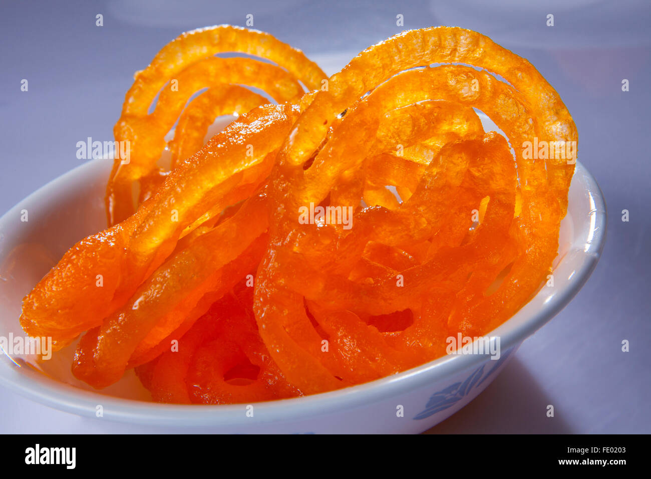 Lebensmittel, Lebensmittel und Getränke, indische Süßigkeiten, Jangri, Jilabi, Fast-Food, Frühstück, Snacks, Gemüse Burger, Essen auf Tisch, dessert Stockfoto