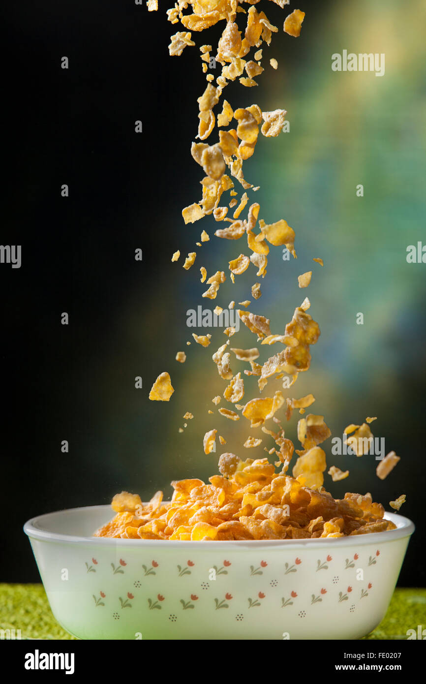 Essen, Essen und trinken, Cornflakes, Müsli, Fast-Food, Frühstück, schnellen Snack, pflanzliche Nahrung, Essen am Tisch, Happen, Stockfoto