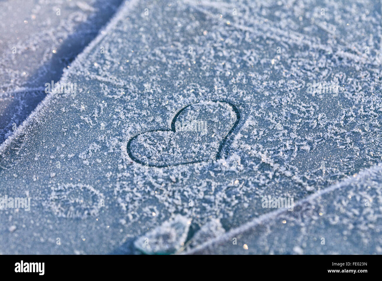 Herzen im Schnee Stockfoto