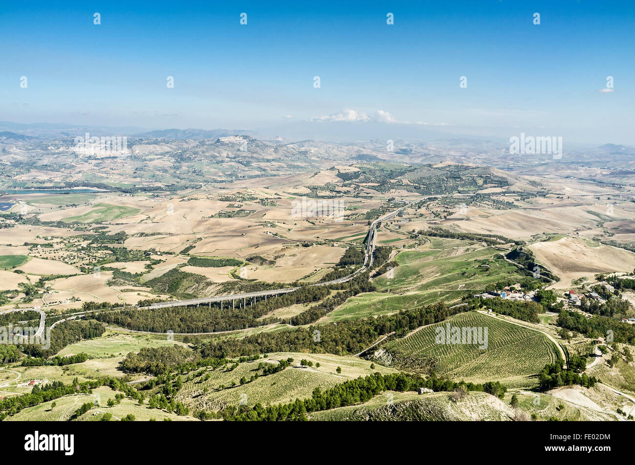 Erhöhten Blick auf Autobahn Landschaft in Sizilien, Italien Stockfoto