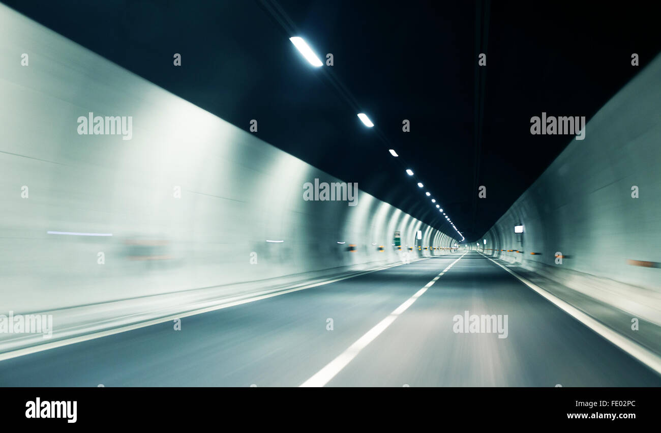 abstrakte Tunnel Bewegungsunschärfe Hintergrund mit Lichtern Stockfoto