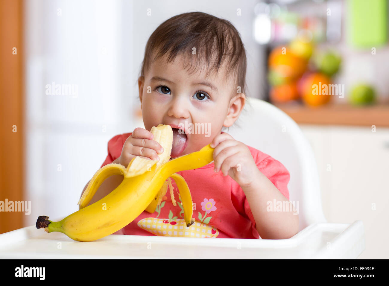 Niedliche Baby Banane essen Stockfoto