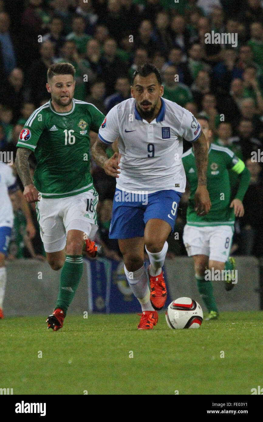 8. Oktober 2015 - Euro 2016-Qualifikation - Gruppe F - Nordirland 3 Griechenland 1. Griechenland nach vorne Kosta Mitroglou bricht nach vorn, gejagt von Northern Ireland Oliver Norwood. Stockfoto