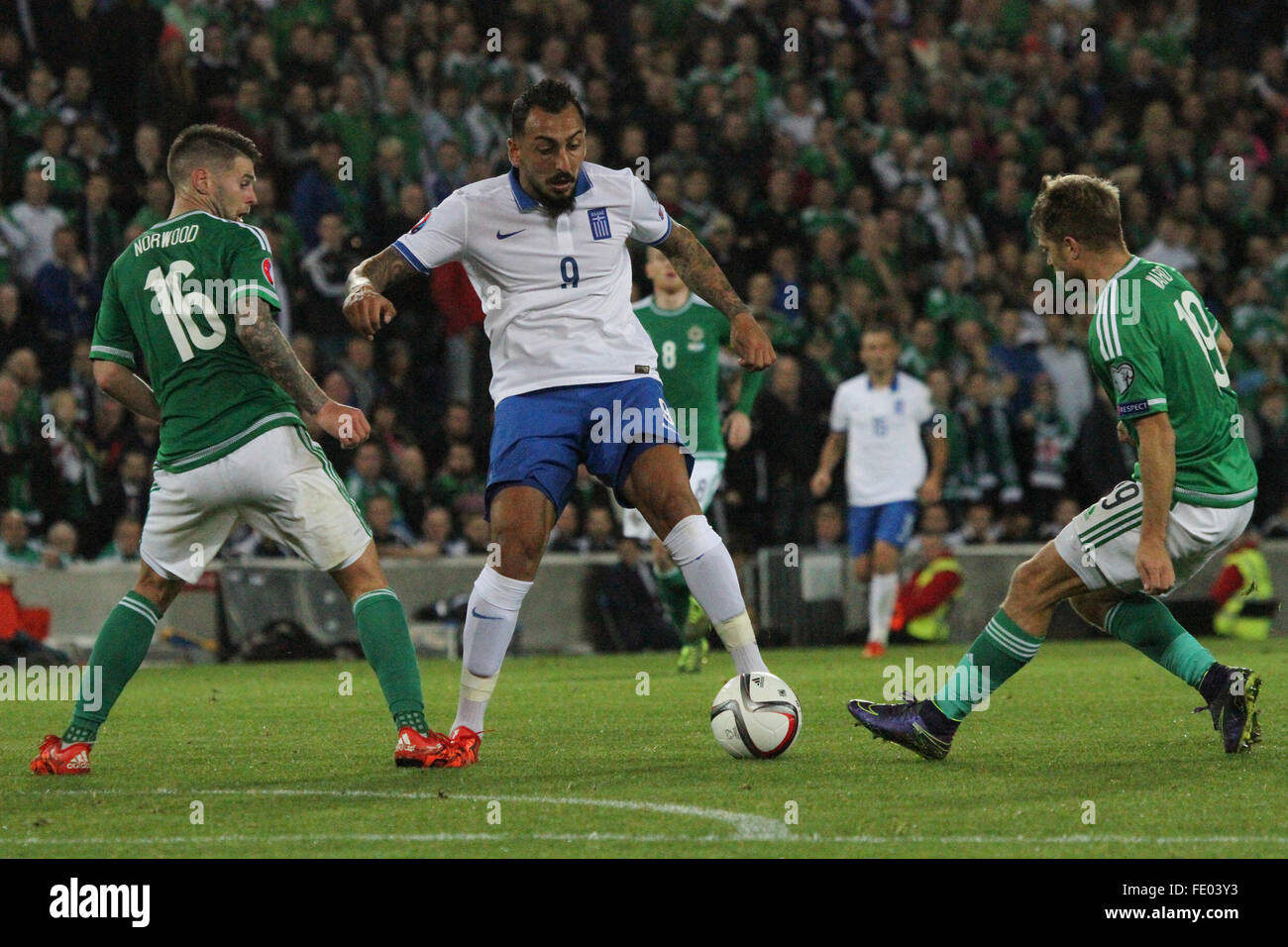 8. Oktober 2015 - Euro 2016-Qualifikation - Gruppe F - Nordirland 3 Griechenland 1. Griechenland nach vorne Kosta Mitroglou os geschlossen von Oliver Norwood (links) und Jamie Ward (rechts). Stockfoto