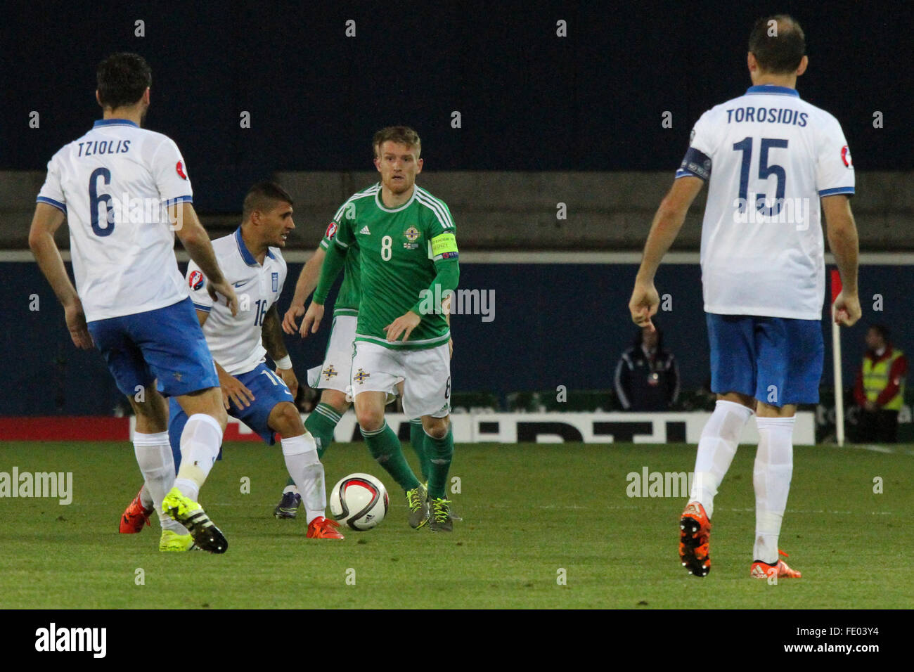 8. Oktober 2015 - Euro 2016-Qualifikation - Gruppe F - Nordirland 3 Griechenland 1. Nortehrn Irland Kapitän Steven Davis ist im Mittelfeld geschlossen. Stockfoto