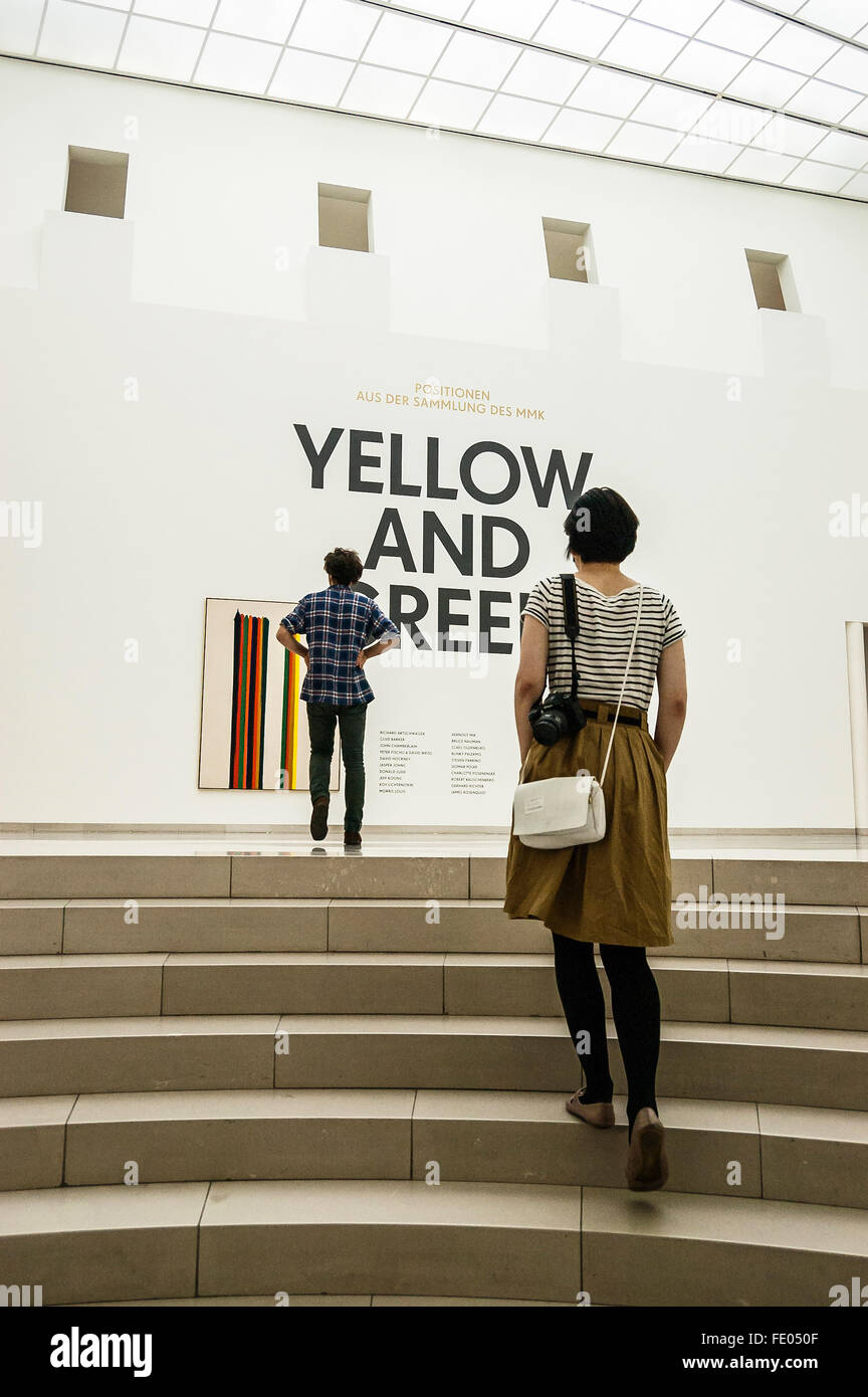 Junges Paar im Frankfurter Museum für moderne Kunst Stockfoto