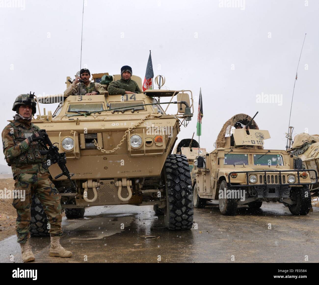 (160203)--GHAZNI, 3. Februar 2016 (Xinhua)--afghanischen Sicherheit Kraft Mitglieder Wache stehen während einer militärischen Operation in der Provinz Ghazni, Afghanistan, 2. Februar 2016. Die afghanischen Kräfte für nationale Sicherheit (ANSF) getötet haben 27 mutmaßliche Taliban-Rebellen quer durch das Land innerhalb der letzten 24 Stunden des Landes Verteidigungsministerium sagte am Mittwoch Nachmittag. (Xinhua/Sayed Mominzadah) (Azp) Stockfoto