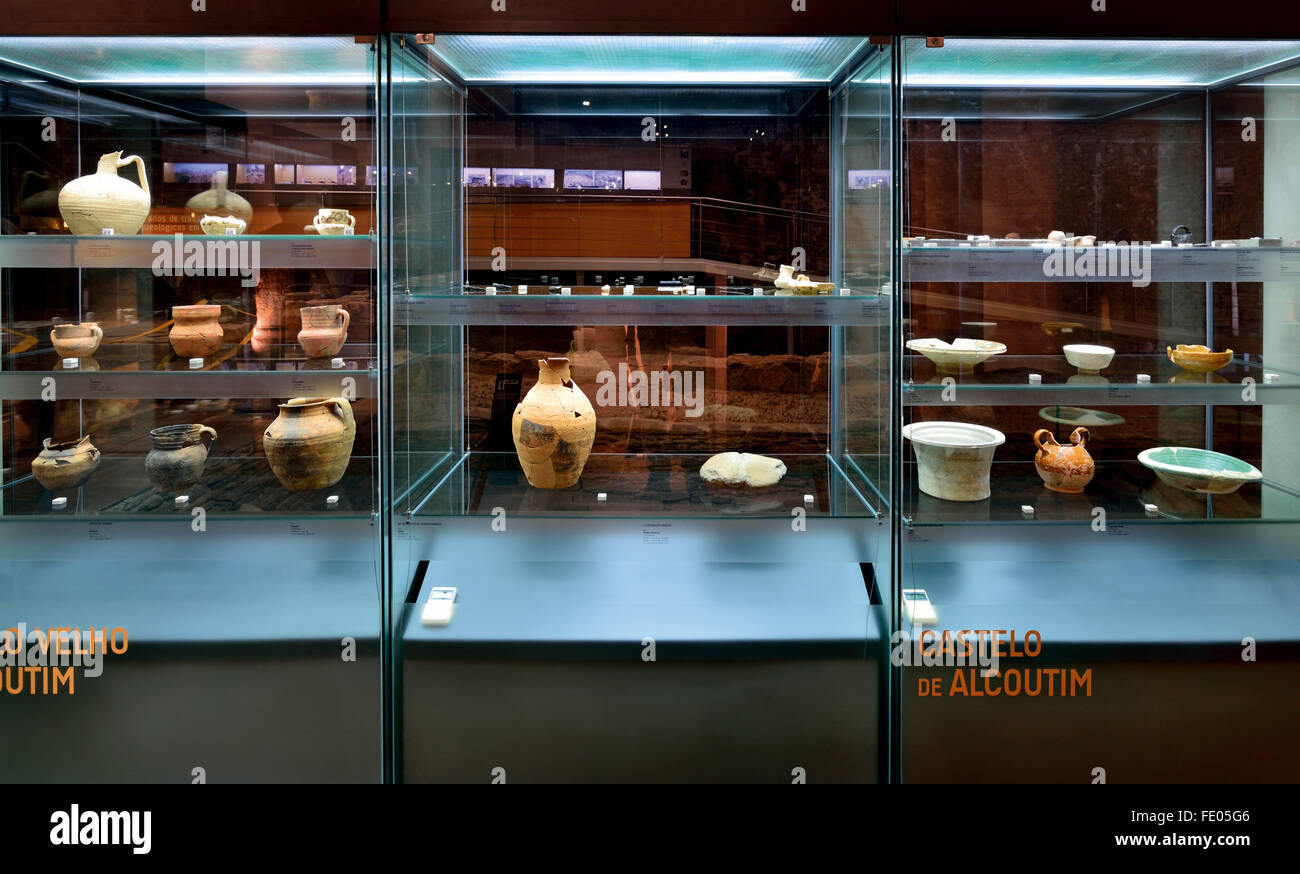 Portugal, Alentejo: Glas-Vitrine mit archäologischen Stücke im Museum Alcoutim Schloss Stockfoto