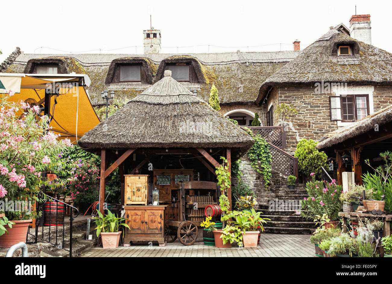 Gartenrestaurant mit Strohdach im ungarischen Dorf, Ungarn. Touristische Destination. Stockfoto