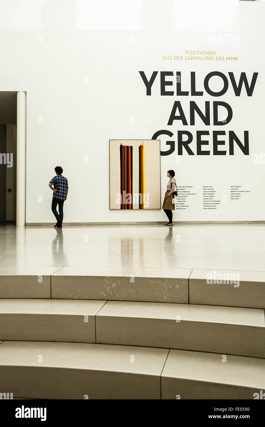 Junges Paar geben Sie Ausstellungsfläche im Frankfurter Museum für moderne Kunst Stockfoto