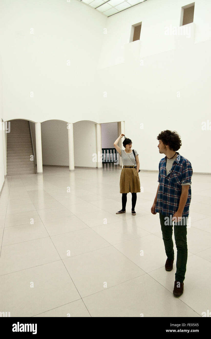 Junges Paar im Frankfurter Museum für moderne Kunst Stockfoto