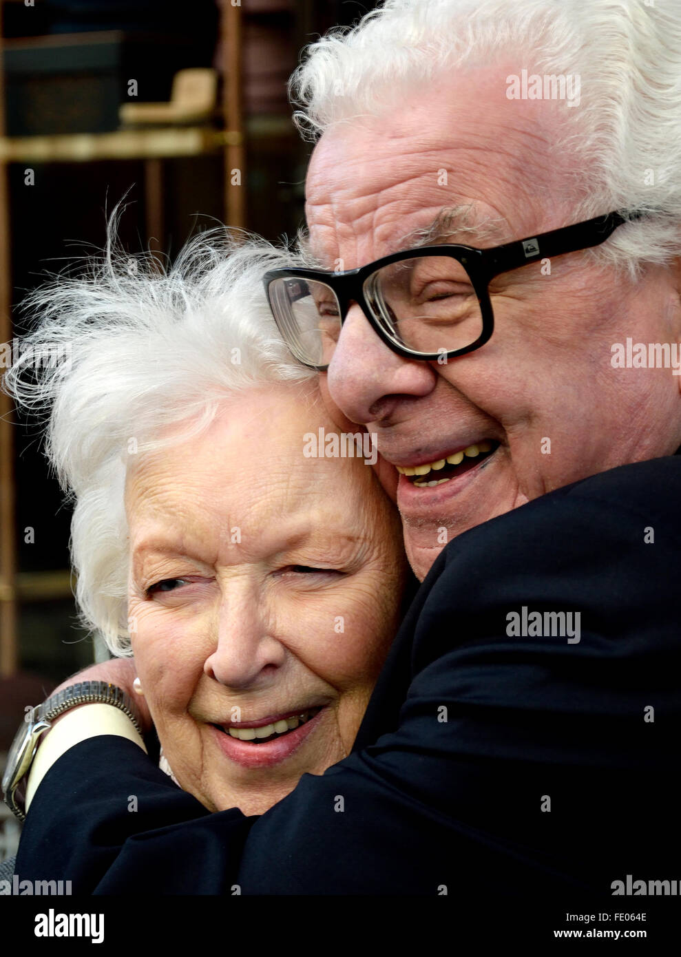 Barry Cryer und June Whitfield außerhalb der Oldie des Jahres ausgezeichnet, Simpsons, Strand, London 2. Februar 2016 Stockfoto