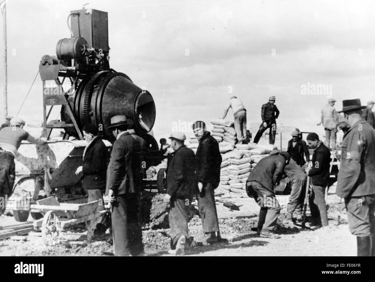 Organisation Todt beim Bau einer Startbahn für die Luftwaffe im März 1941. Aufnahmeort unbekannt. Fotoarchiv für Zeitgeschichte/Archiv - GESPERRT FÜR BILDFUNK Stockfoto