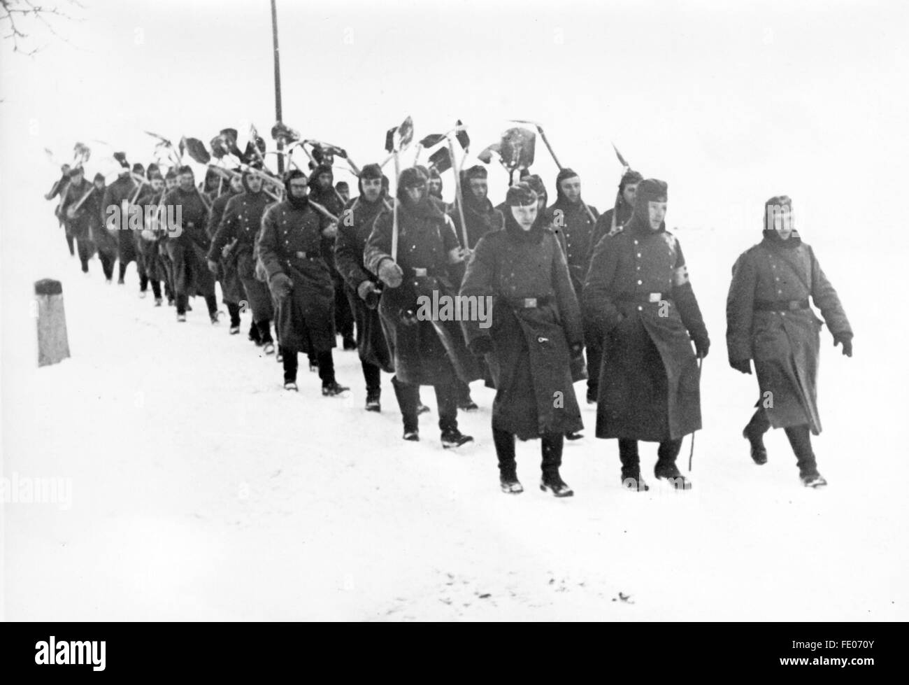 Das Nazi-Propagandafilm zeigt eine Gruppe von Männern der Todt-Organisation im verschneiten Winter. Das Foto wurde im Februar 1940 herausgegeben. Fotoarchiv für Zeitgeschichtee - KEINE ÜBERWEISUNG - Stockfoto