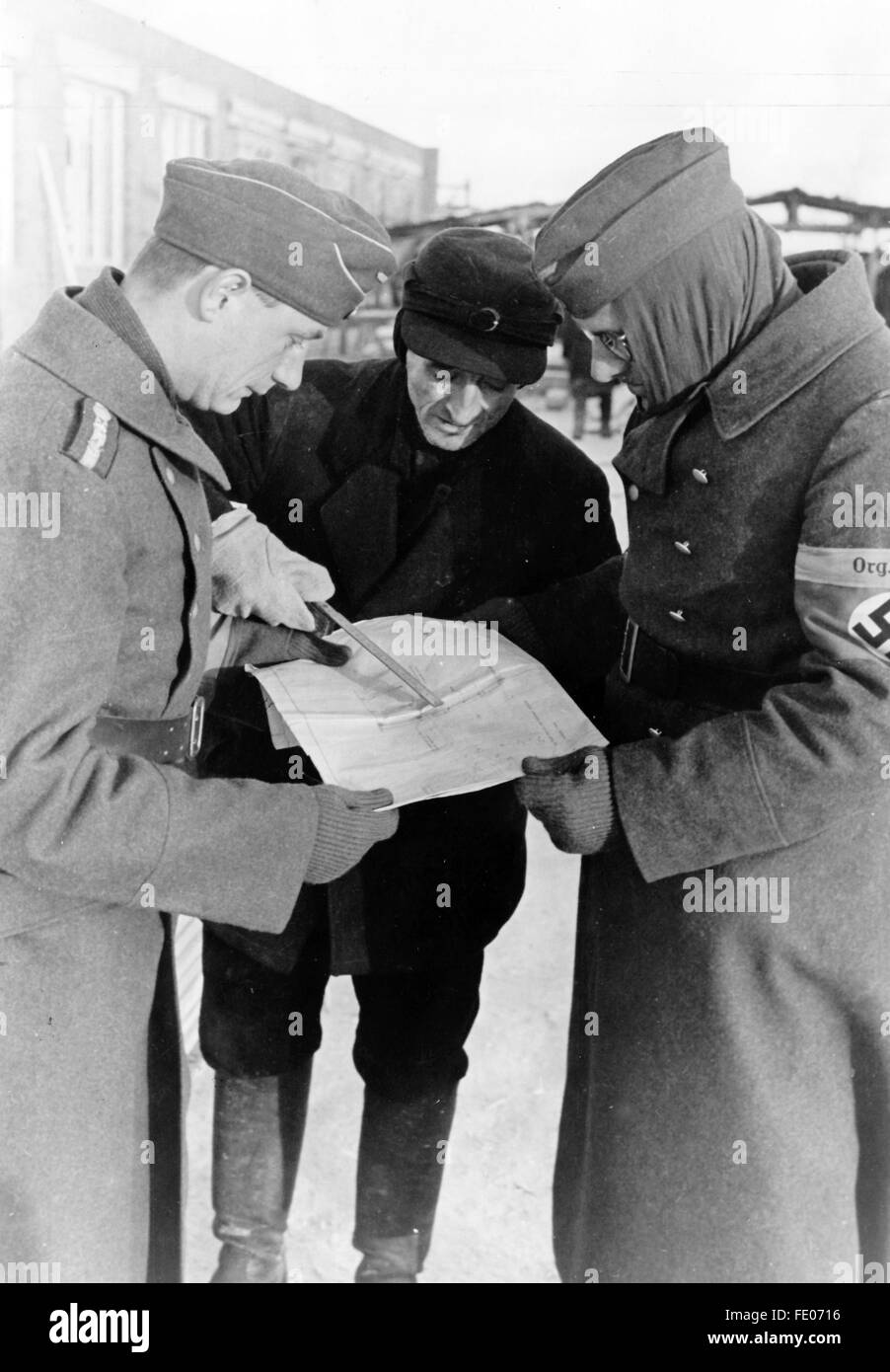 Das Nazi-Propagandafild zeigt den Bauleiter und die Bauarbeiter der Todt-Organisation bei einem Treffen zum Bau einer Fabrik. Das Foto wurde im Februar 1943 aufgenommen. Fotoarchiv für Zeitgeschichtee - KEINE ÜBERWEISUNG - Stockfoto