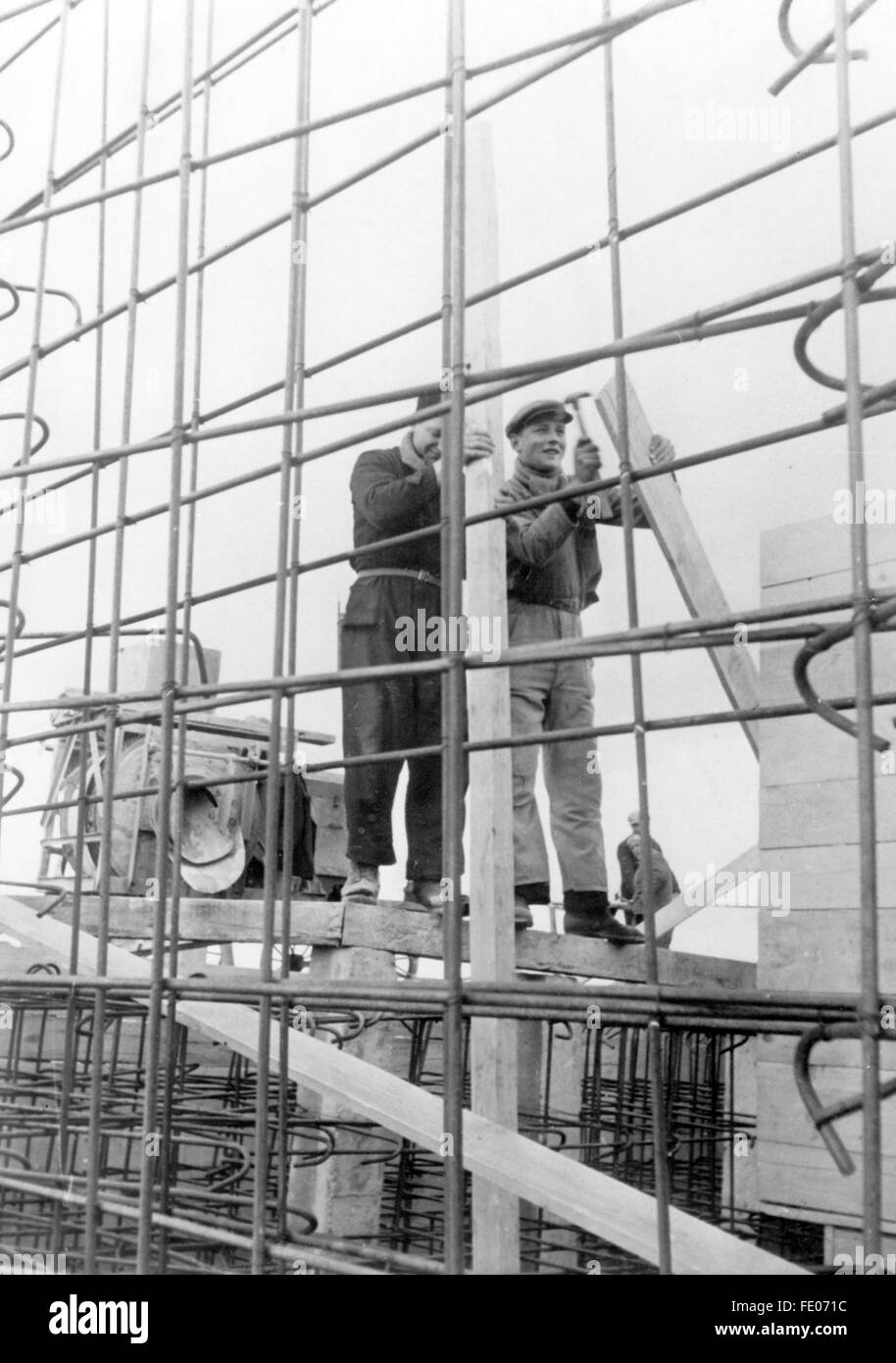 Das Motiv aus der nationalsozialistischen Propaganda zeigt den Aufbau eines Bunkers an der Mittelmeerküste durch die Organisation Todt, aufgenommen im Mai 1944. Die nationalsozialistische Propaganda auf der Rückseite des Billautet: "Hinter dem Eisengeflecht eines der riesigen Bunker an der Mittelmeerküste hämmern OT-Arbeiter die Holzverkleidung zusammen." Fotoarchiv für Zeitgeschichte/Archiv - KEINE BILDFUNKVERWENDUNG - Stockfoto