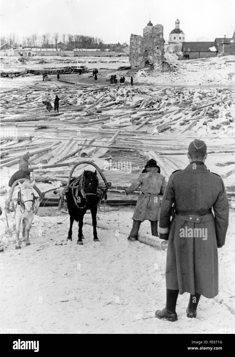 Das Propagandafild der Nazis zeigt einheimische Bauern, die gewaschene Baumstämme an Land sammeln, um sie über die Todt-Organisation in einem Sägewerk an der Ostfront weiterzuverarbeiten. Das Foto wurde im Februar 1943 aufgenommen. Fotoarchiv für Zeitgeschichtee - KEINE ÜBERWEISUNG - Stockfoto