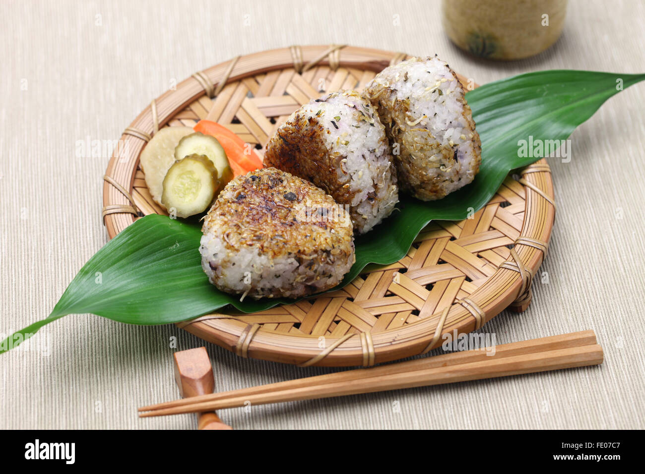 Mini-Blumenvasen Aus Keramik – Handgefertigt Im Onigiri-Design, Perfekt Für Trockenblumen, Ca. 2,5 Cm Hoch