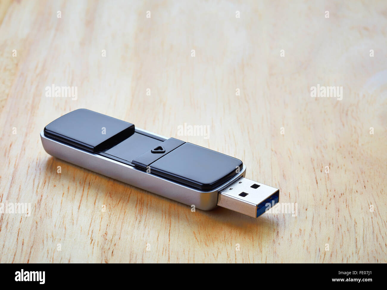 USB-Flash-Speicher auf Holztisch Stockfoto