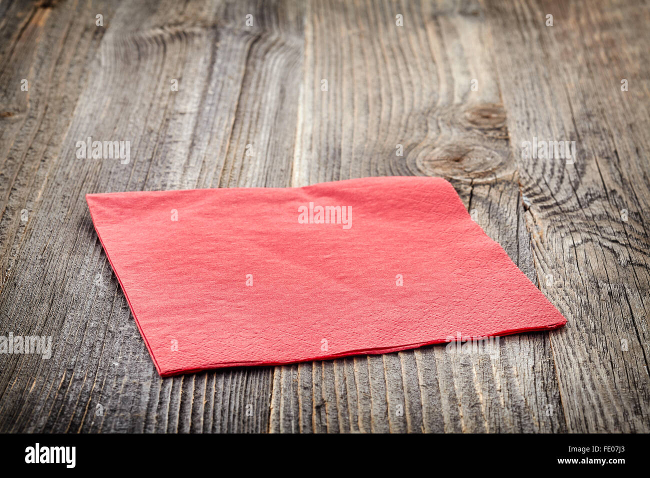 Rotes Papierserviette auf Holztisch Stockfoto