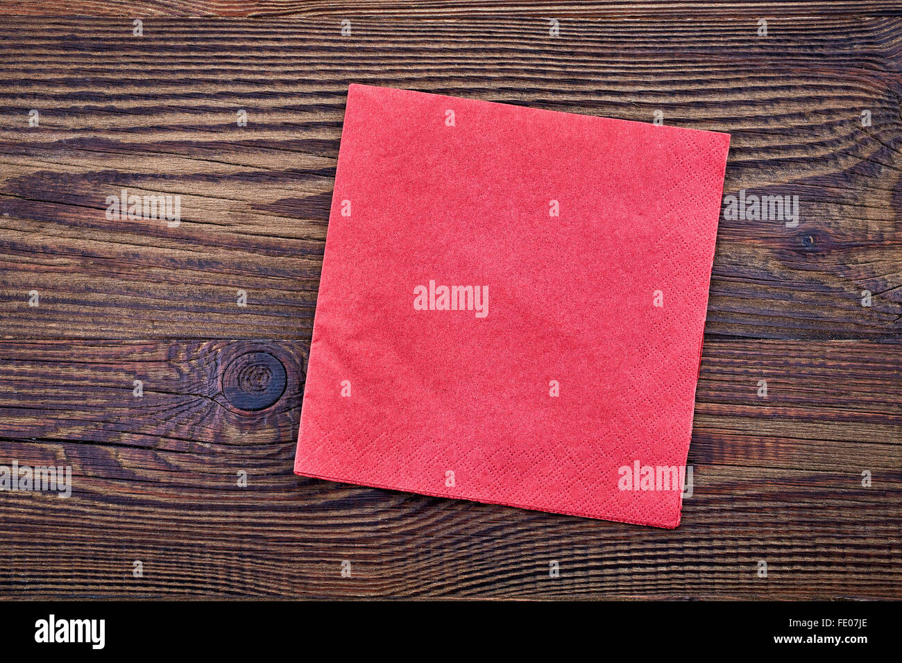 Rotes Papierserviette auf Holztisch, Ansicht von oben Stockfoto