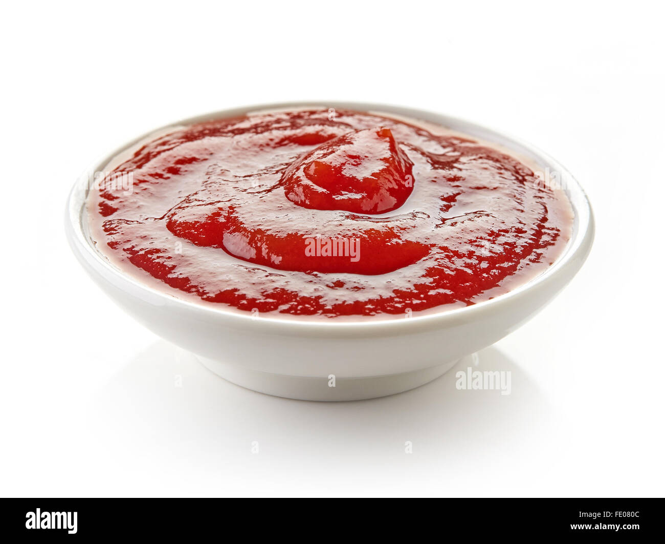 Weiße Schale mit Ketchup oder Tomaten Sauce auf weißem Hintergrund Stockfoto