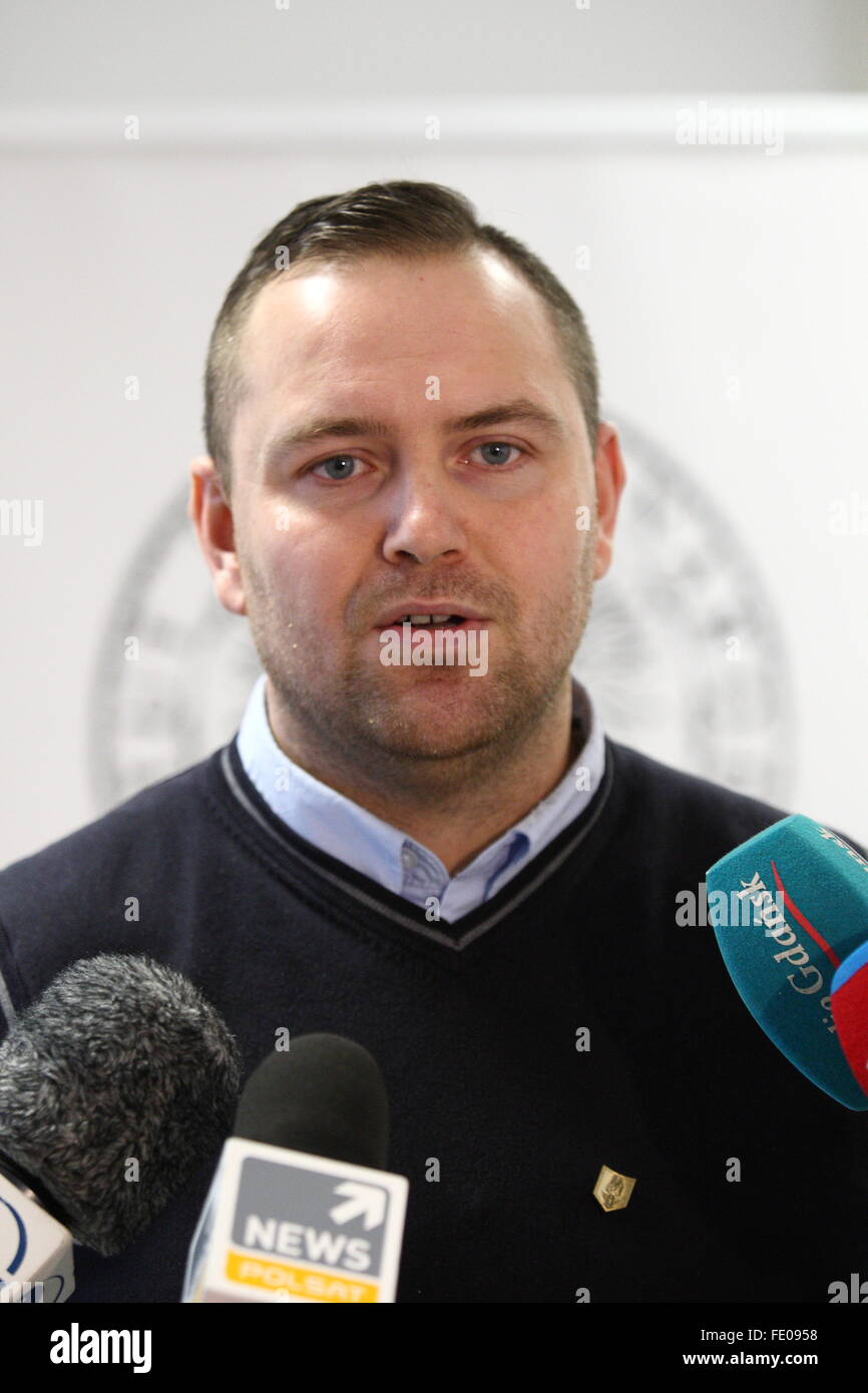 Danzig, Polen. 3. Februar 2016. Kopf von Danzig Zweig des Institut nationales Gedenken (IPN). Dr. Karol Nawrocki (im Bild), der Leiter der Niederlassung für öffentliche Bildung präsentiert die Gründe für die Stornierung der geplanten am März 16 Debatte mit Lech Walesa über Walesa angebliche Kooperation mit den kommunistischen Sicherheitsdiensten in den 1970er Jahren. Bildnachweis: Michal Fludra/Alamy Live-Nachrichten Stockfoto