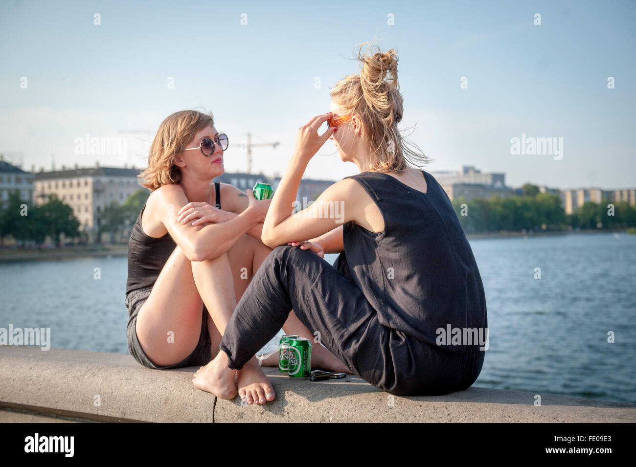 Junge Menschen hängen im Sommer auf Kopenhagens Dronning Louises Bro in Norrebro Bereich, Dänemark Stockfoto