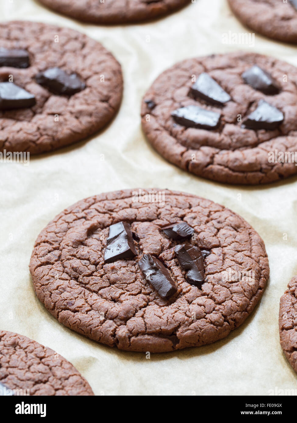 Vegane blütenlose Gluten freie Kekse mit Schokoladenstückchen. Stockfoto