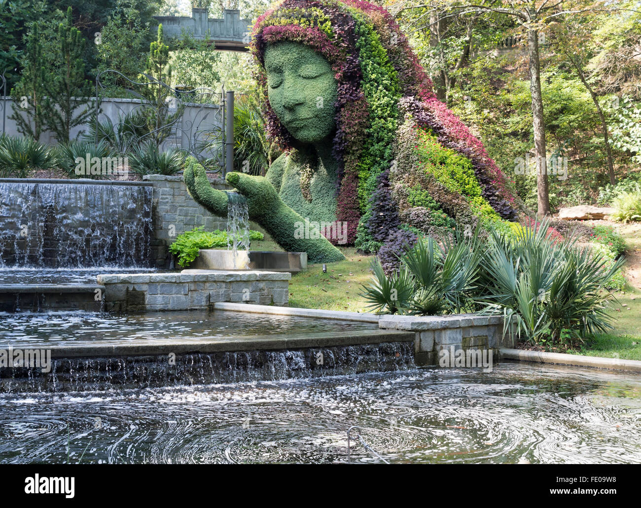 Göttin der Erde, eine riesige Mosaiculture-Statue im Atlanta Botanical Garden. Die Skulptur ist eine feste Größe Stockfoto