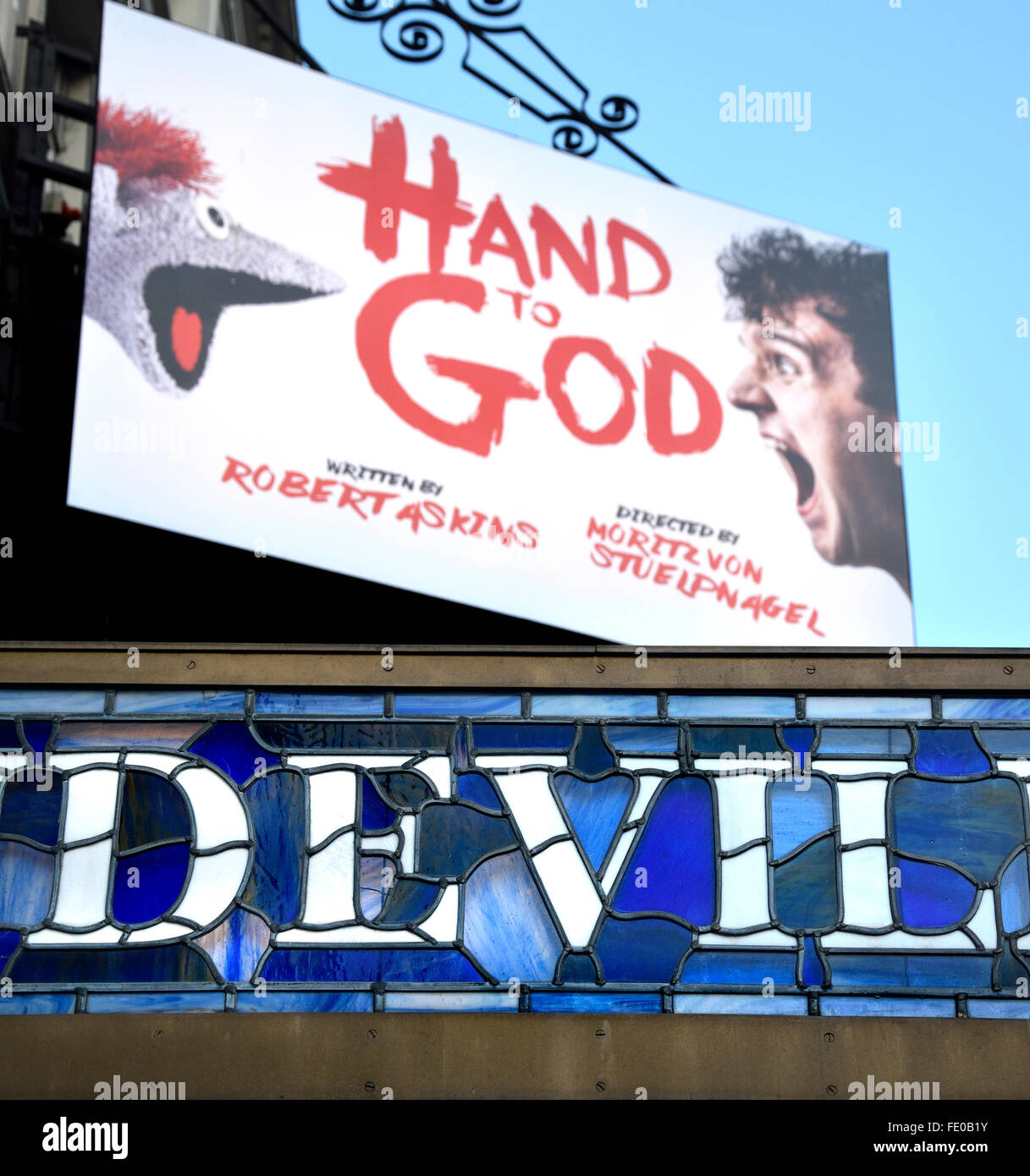 London, England, Vereinigtes Königreich. "Hand Gottes" (durch Robert Askins) im Vaudeville Theatre, Strand, Feb 2016 [scharf auf den "Teufel"] Stockfoto