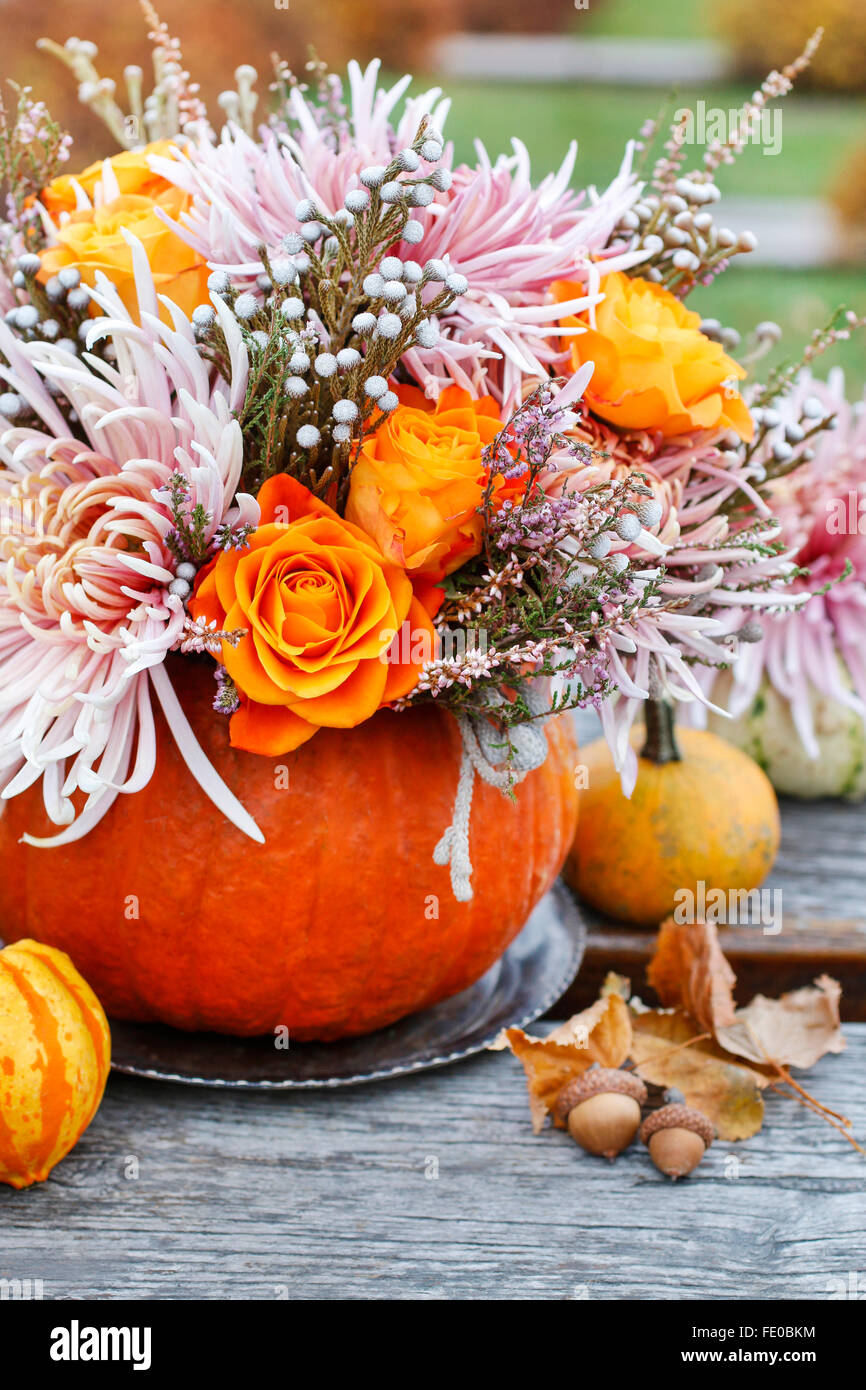 Blumenstrauß in Kürbis. Herbst Dekoration Stockfotografie Alamy