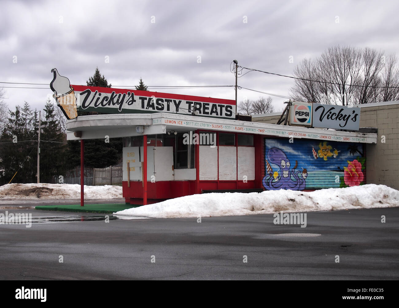 Liverpool, New York, Februar, 2016. Vickys Leckereien. Ice Cream Island geschlossen für den Winter Stockfoto
