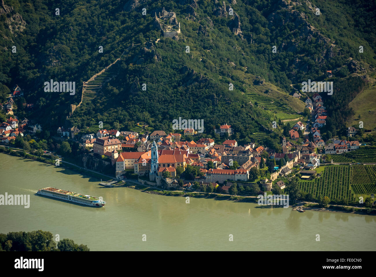Luftaufnahme, Dürnstein, ehemalige Klosterkirche mit blau-weißen Färbung, Dürnstein, Danube cruise Schiff, Niederösterreich, Österreich Stockfoto