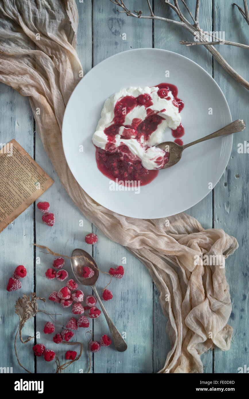 Himbeeren und Himbeer-Coulis mit Bio-Joghurt. Stockfoto