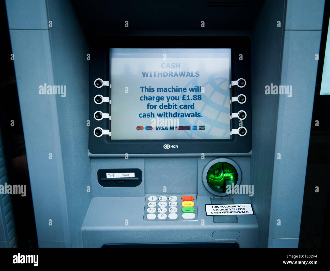 Geldautomaten, die eine Gebühr erhebt Stockfoto