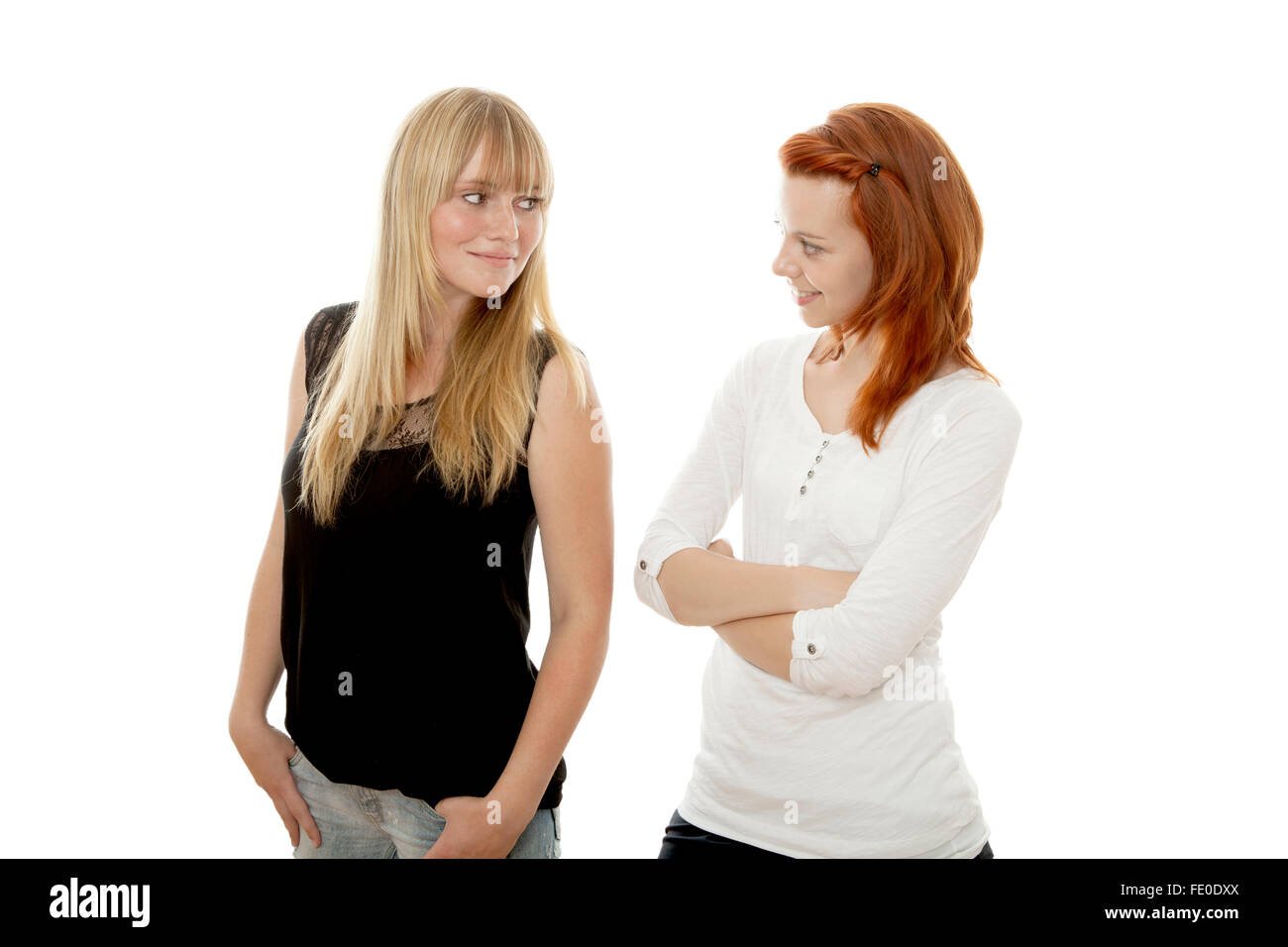junge schöne rote und blonde behaarte Mädchen vor weißem Hintergrund Stockfoto