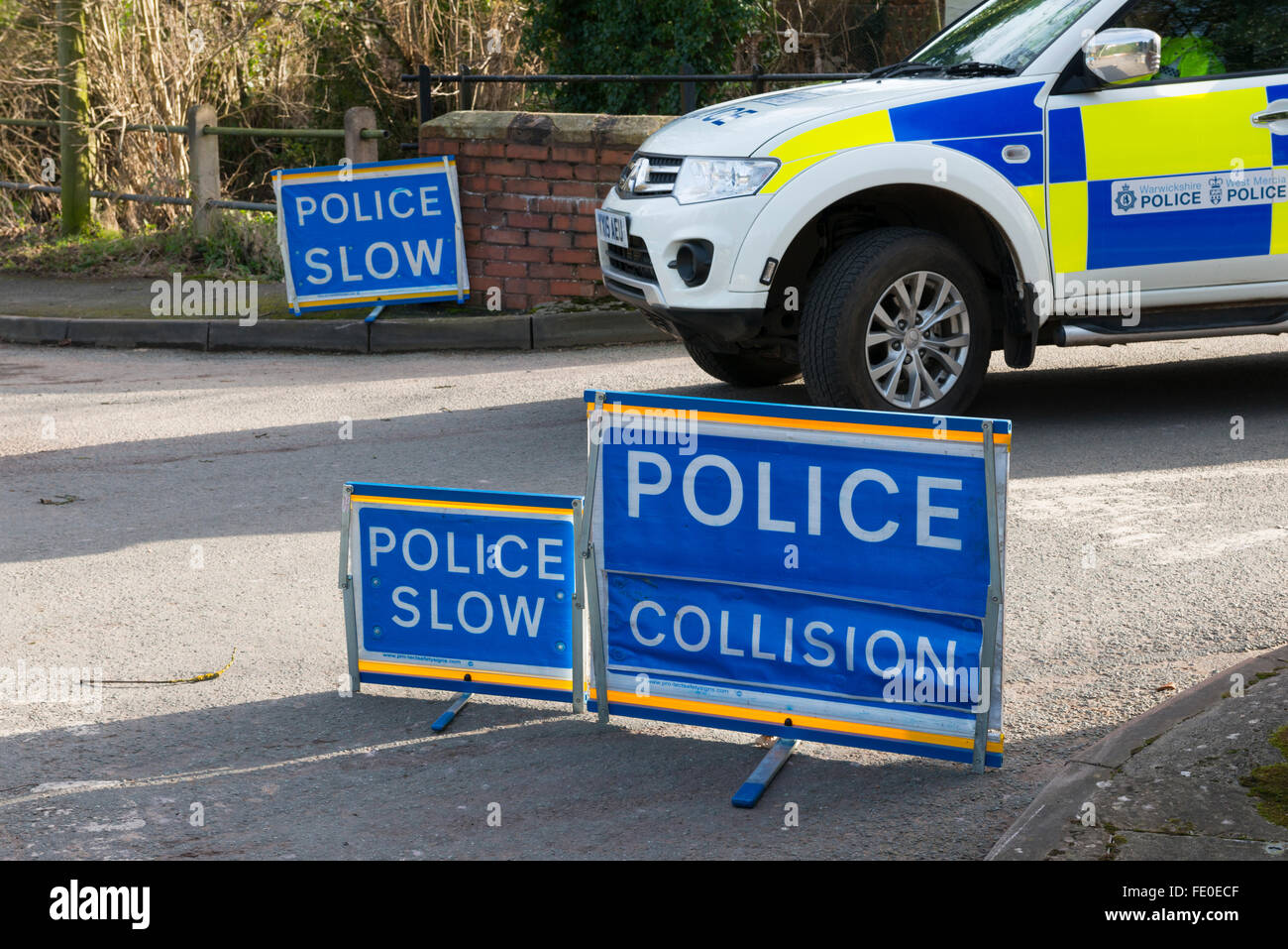 Polizeiauto und Warnzeichen auf einer Straße Verkehr Unfall, Shifnal, Shropshire, England, UK. Stockfoto