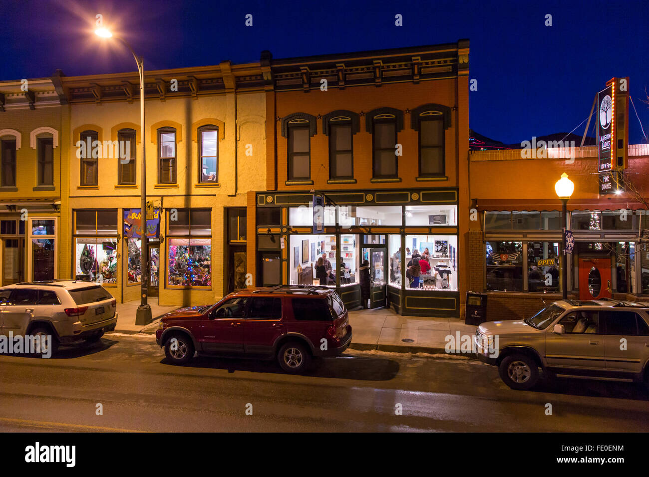 Nachtansicht der Künstler Galerie Eröffnungsveranstaltung in kleinen Bergstadt Salida, Colorado, USA Stockfoto