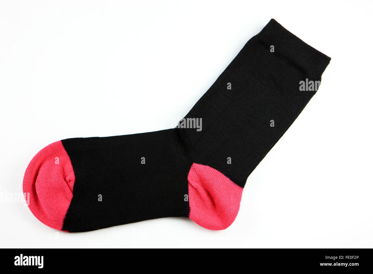Schwarze Socken mit rosa Spitze und Ferse Flecken auf weißem Hintergrund Stockfoto