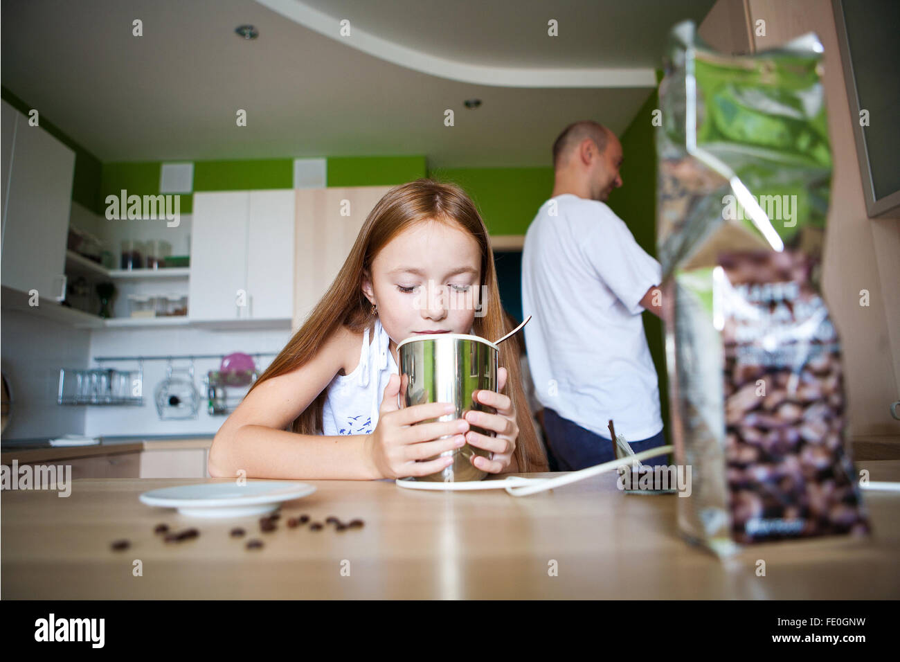 Familie bereitet Kaffee am Morgen, Frühstück Stockfoto